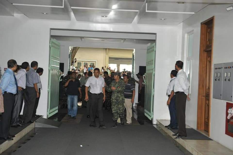 saipppe's tweet photo. މި  ހިތްދަތި ދުވަހުގެ ހަނދާން ދުވަހަކުވެސް ނުފިލާނެ.
  މުޅި ދުނިޔެއަށް ލައިވް ކޮށް،ދިވެހި ޚާއިނުން ތަކެއް ކުރި ބަޣާވާތް ތާރީޚާ އެކުވިޔަސް، މި  ހިތި މާޒީގެ ހަނދާން މިގަމުގެ ޙާލުގެ ދުލުން ބަޔާން ކުރާނެ. https://t.co/bup3O4xJgW