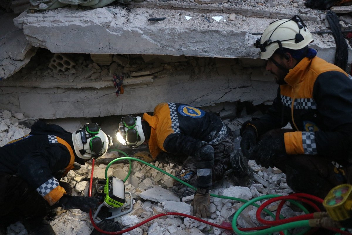 SyriaCivilDef's tweet photo. Search and rescue efforts continue for 29+ hours in earthquake northwestern #Syria amidst harsh conditions with 790+ fatalities and 2,200+ injuries reported. The death toll is expected to dramatically rise as hundreds remain trapped under rubble. https://t.co/MvjN04zMPJ