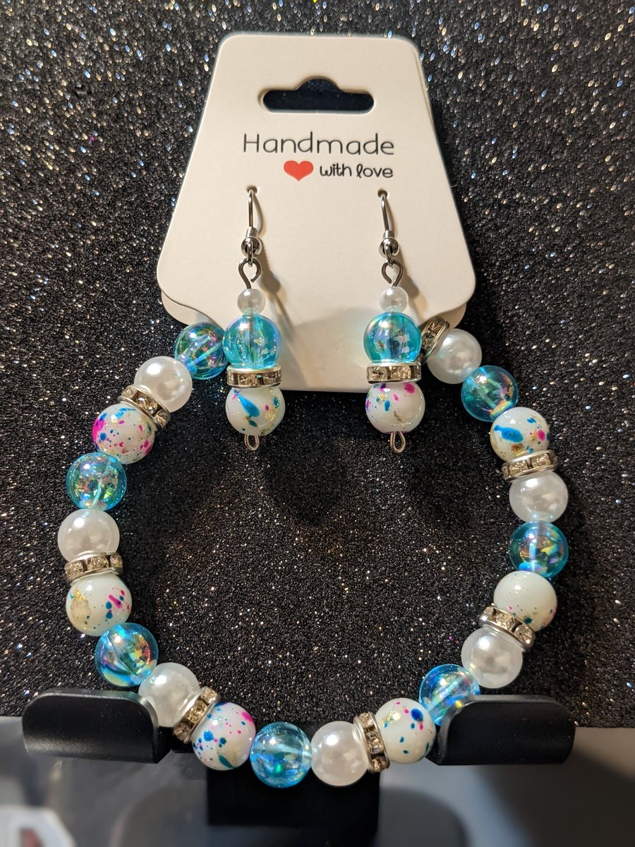 littleshoes08's tweet image. Made with love. Midnight hobby 📿 #braceletmaking #earringmaking #soothesmysoul #calmsmyanxiety #BraceltFever #jewelrymaking #funhobby