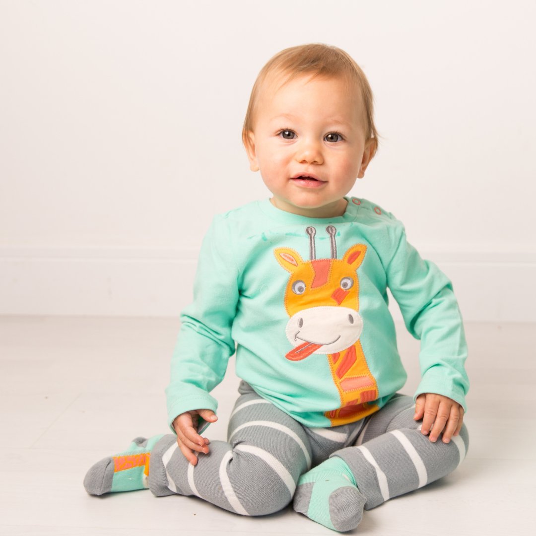 Our gorgeous giraffe matching top is the outfit completed 😍❤️

#gifting #giraffe #babytop #bladeandrose
