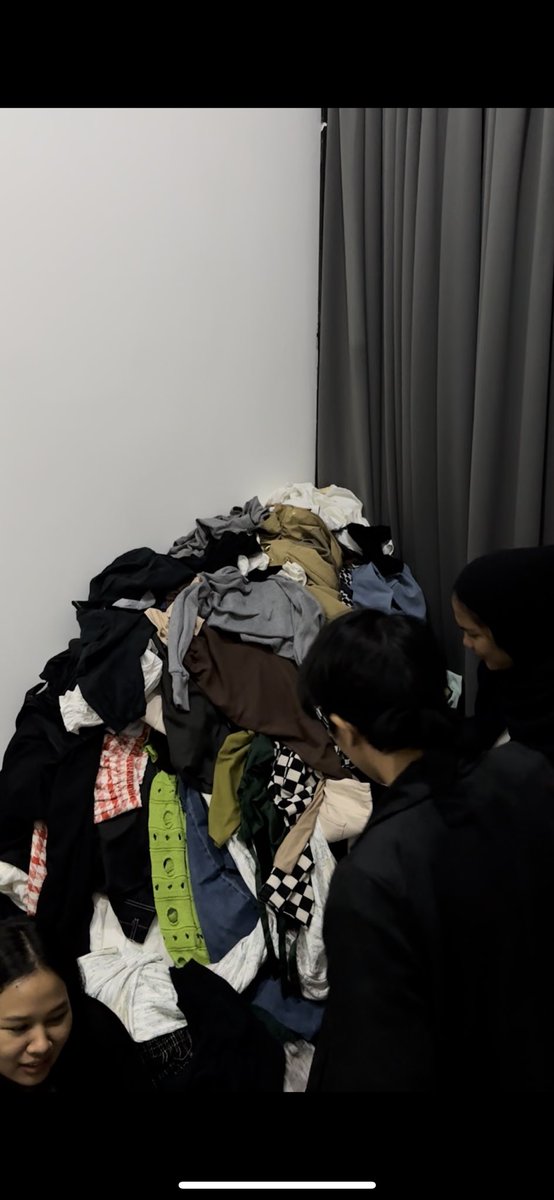 bece_____'s tweet photo. GUYS GUE BAKAL JUAL PRELOVED DI LUCY SCBD SABTU &amp; MINGGU INI. ayo dtg!! gue bener2 merelakan baju2 gue seabrek (demi lemari yang rapih) sampe ada adegan tarik menarik merelakan baju2 pas lg nyortir🙂🙏🏻✨ https://t.co/uX1ahfLxFu
