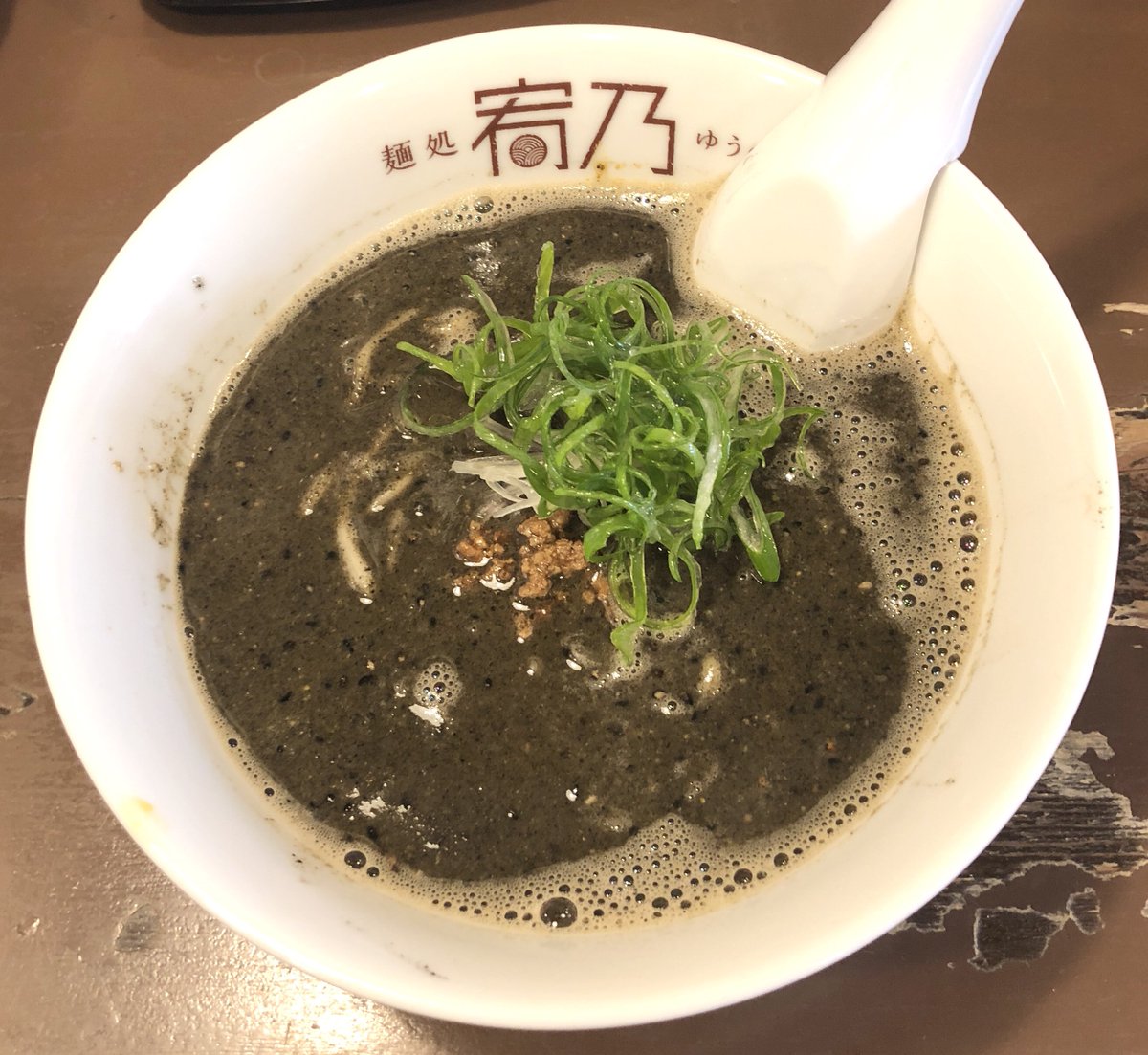 kurokosho_rzk's tweet photo. 相模原　麺処宥乃
限定　黒胡麻担々麺

力強い黒胡麻の香り、甘み、風味！黒胡麻ならではの香ばしさがスープの旨味や辣油のしっかりした辛さと合わさって深みのある味わいです。
プリ���とした中細麺、濃厚な味付けの挽肉、ナッツの食感、複雑な味覚で完飲まで一気に頂きました。
おいしかったです！ https://t.co/DlRdmGXEeU