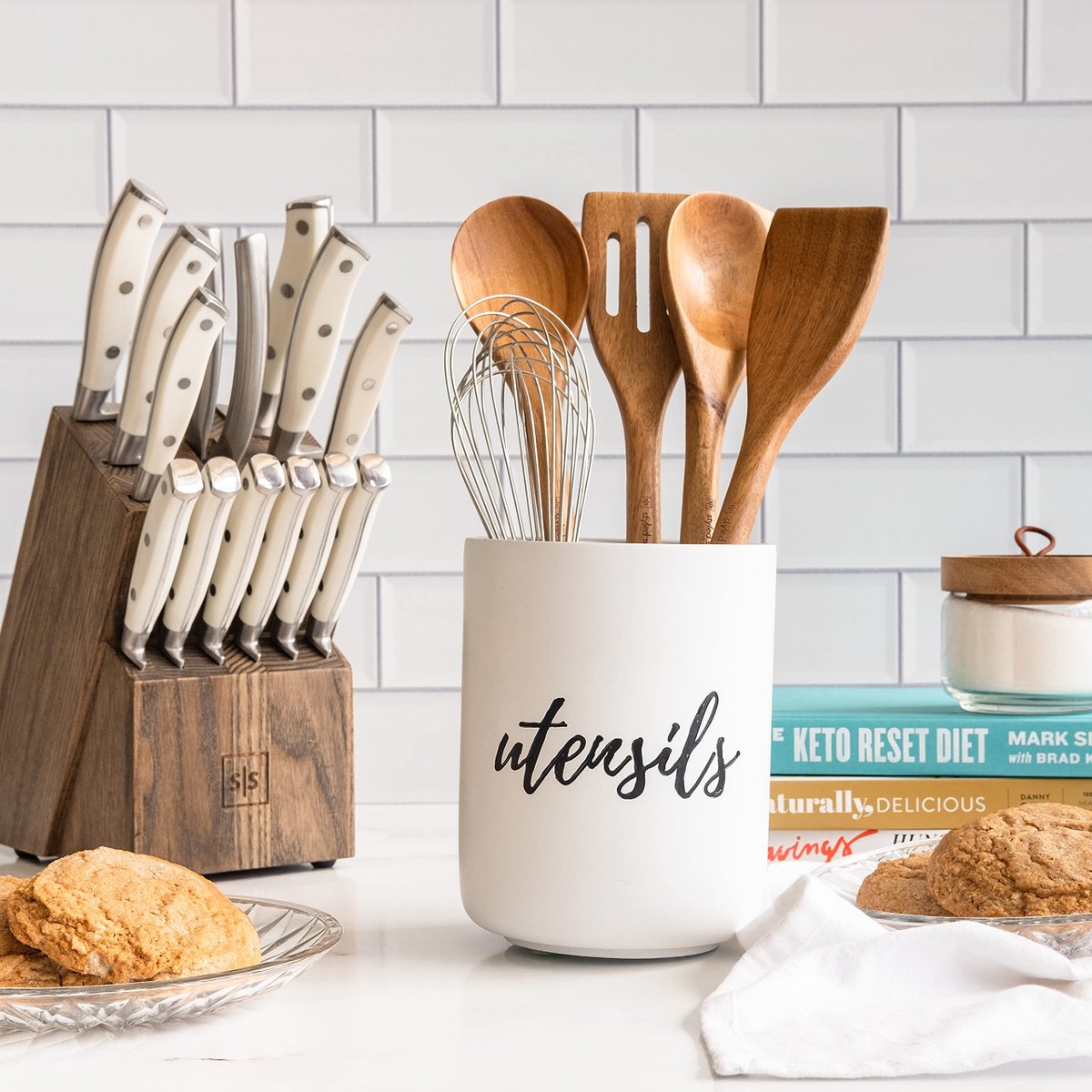 ErgoDesigns's tweet photo. Keeping countertops clear of unnecessary things keeps it looking elegant and minimalist. Think about what items you need &amp; try to keep them in groups. If you want to keep your utensils on the countertop, maybe group them together in a vase or pitcher #TipTuesday #clutterfree https://t.co/lnoWHxj6Lf
