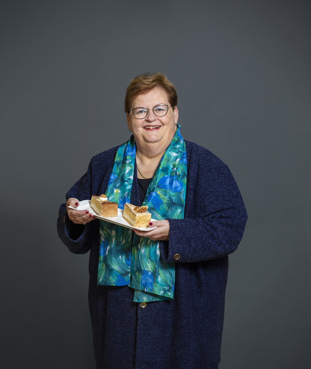 “Ik laat de mensen ruiken, voelen, proeven én schoonmaken. Dat roept heel veel herinneringen op en daar praten we samen over.” Wij snappen wel dat de bewoners iedere week weer uitkijken naar haar komst. florence.nl/familieverhalen