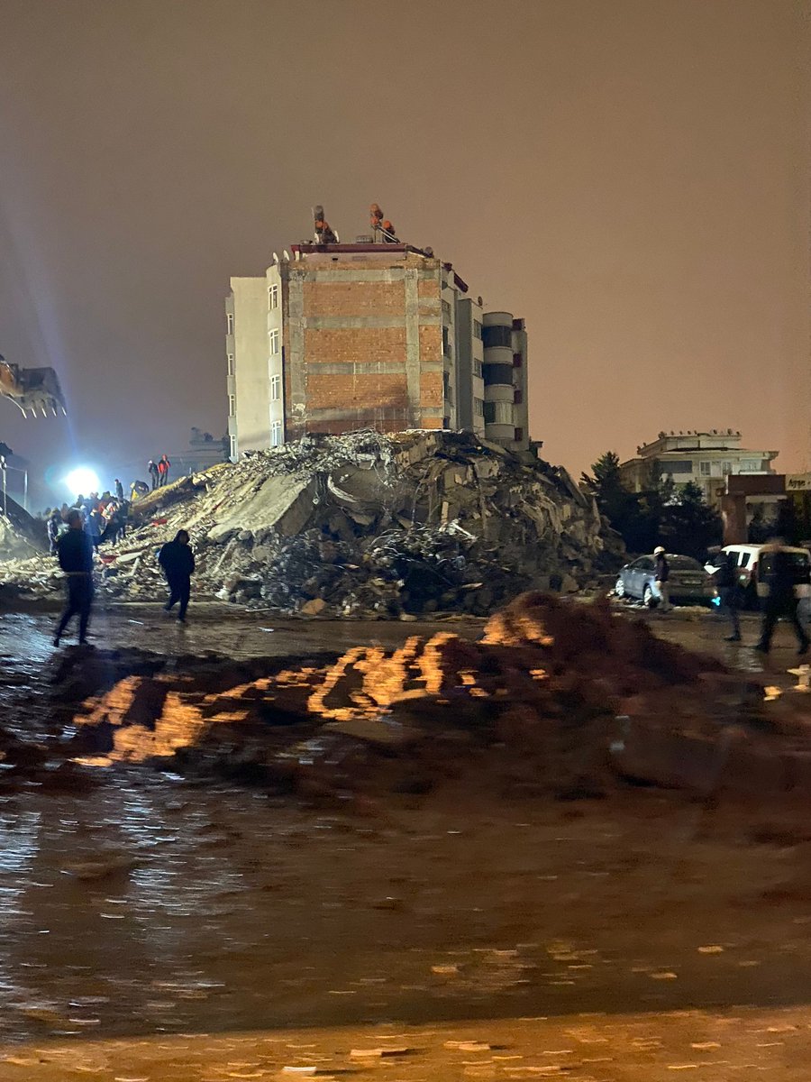 Batıkent mah kürşad tüzmen bulvarı 13 boku sokak A blok Şehitkamil bul. Gaziantep -- Hülya Kıratlı-Eyüp-Kıratlı-Ece Kıratlı-EMRE Kıratlı tüm aile enkaz altında .. RT arkadaşlar #istanbul #deprem #MehmetMetiner #afad #ohal #TurkeyEarthquake