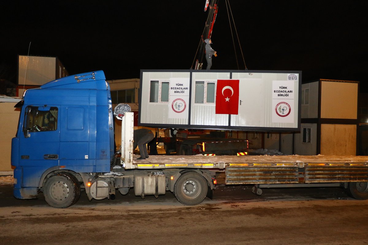 tebkurumsal's tweet photo. 5 konteyner eczanemiz de dün gece bölgeye hareket etti. Afetin yaralarını birlikte saracağız. #deprem https://t.co/Kbw15MgWdB
