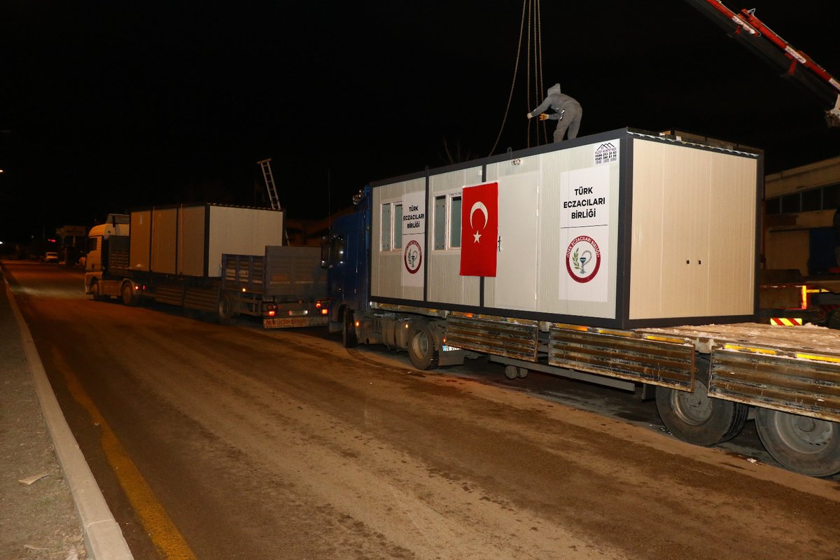 tebkurumsal's tweet photo. 5 konteyner eczanemiz de dün gece bölgeye hareket etti. Afetin yaralarını birlikte saracağız. #deprem https://t.co/Kbw15MgWdB