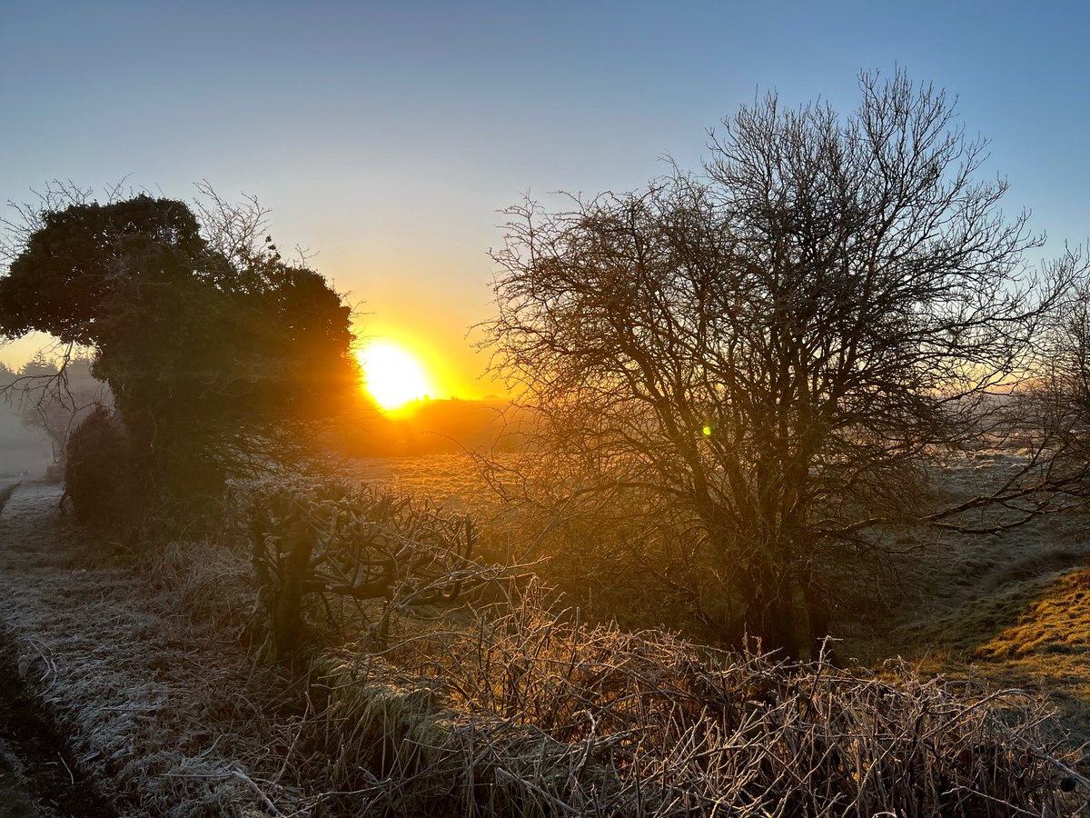 Another stunning start to the day over the #mendiphills #sunrise ⁦@StormHour⁩