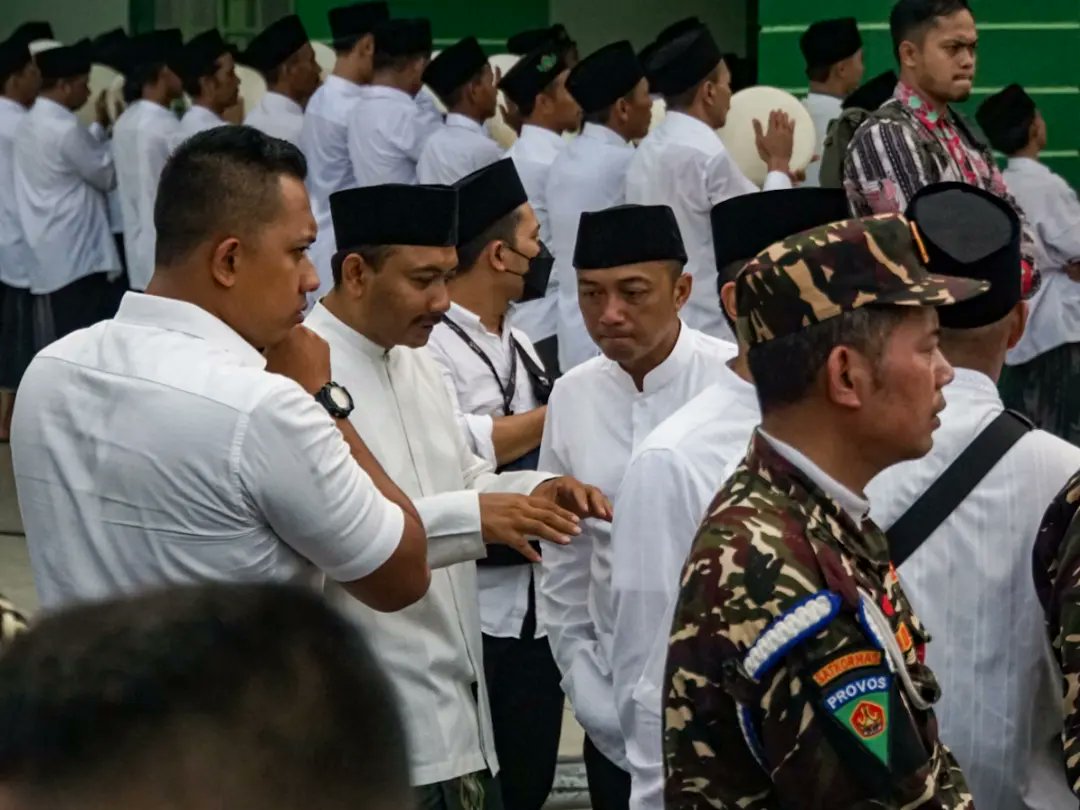 masonyanwar's tweet photo. Bersama teman-teman panitia Resepsi 1 Abad @nahdlatululama yang senantiasa #topmarkotob 👍👍

Ijin komandan, Panglima TNI Laksamana TNI Yudo Margono @yudo_margono88
.
.
.
#nahdlatululama #1abadnu #satuabadnu #fatayat #ansor #banser #muslimatnu #ngawiramah #sidoarjo #topmarkotop https://t.co/PmZHzNw0cA