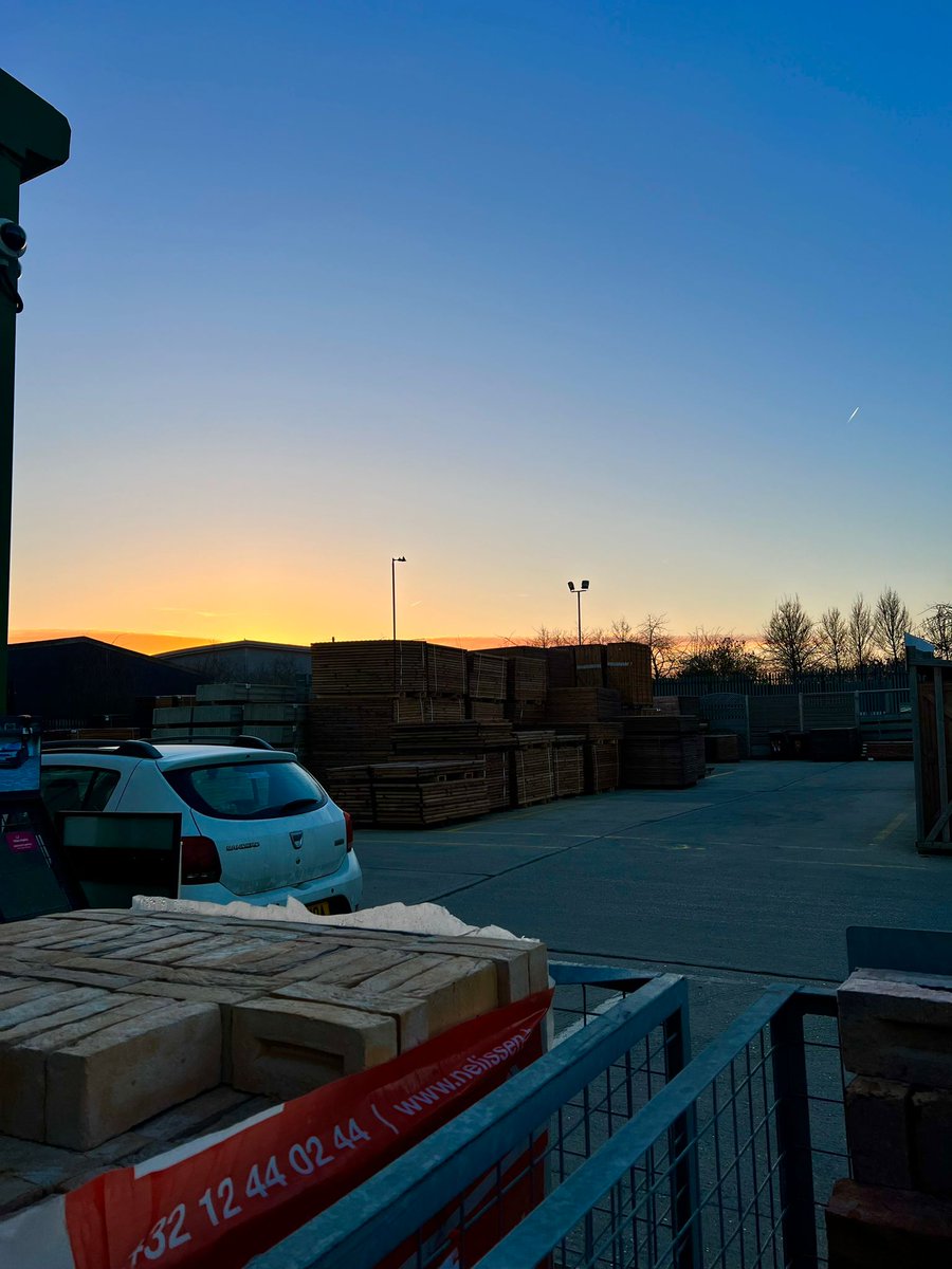 Bright and early on a beautiful Monday morning🌅

Yesterday our sales team showcased our #timbergatelocks at <a href="/LawsonsUK/">Lawsons</a> Bedford branch for the first #tradeday this year!
 
Keep an eye out for updates on when we will next be in a branch near you🌳#timbergates #gatelocks #timber