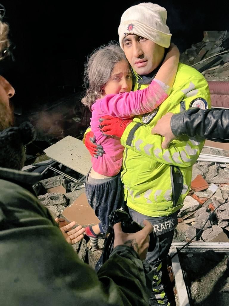 TheLincc's tweet photo. #SONDAKİKA ÖNEMLİ DUYURU

Hatay'da 22 Saat sonra enkaz altından 1 çocuk sağ kurtarıldı. #deprem Allah'ım sen yardım et.  Âmin🤲
#GecmisOlsunTuerkiyem https://t.co/Q0rPTpBDz7