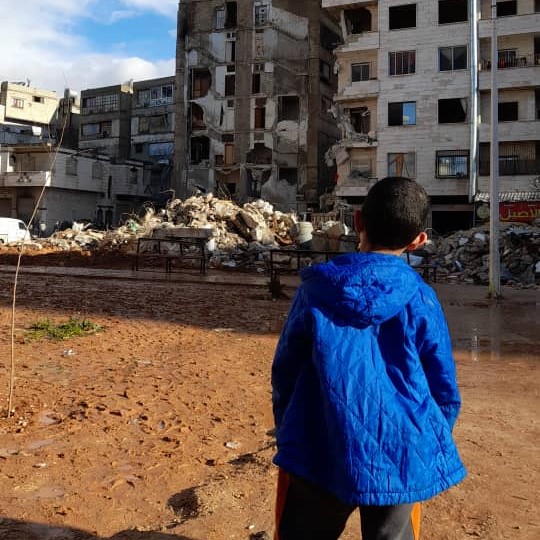 WFP_Syria's tweet image. #UPDATE: In the wake of the earthquakes, thousands of Syrians spent the night at temporary shelters in extreme weather. 

@WFP started providing hot meals and ready-to-eat rations in some of these shelters, while more rations are being dispatched to the affected areas.