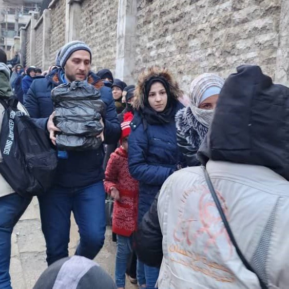 WFP_Syria's tweet image. #UPDATE: In the wake of the earthquakes, thousands of Syrians spent the night at temporary shelters in extreme weather. 

@WFP started providing hot meals and ready-to-eat rations in some of these shelters, while more rations are being dispatched to the affected areas.