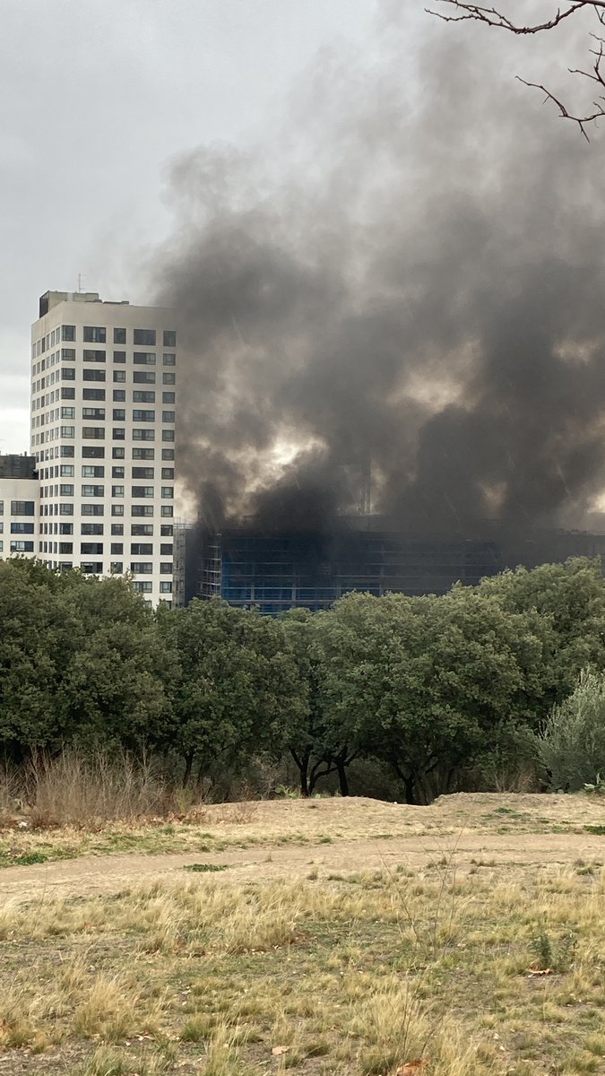 iSabadellcat's tweet photo. [Ara] Incendi de grans dimensions al conegut edifici Llac Center de #Sabadell. 

https://t.co/KFy33vdk3M https://t.co/mSYi7NB0cE