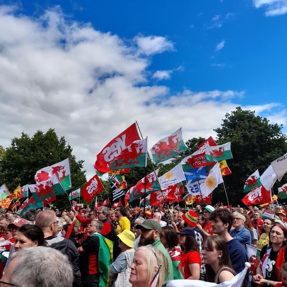 DIGWYDDIAD FFILM DYDD SUL | FILM EVENT ON SUNDAY

Be part of an international documentary showcasing #WelshIndependence this Sunday in Wrecsam! Banners display in town 🏴󠁧󠁢󠁷󠁬󠁳󠁿

Meet 09:45 outside Saith Seren pub. 

We have flags to hand out if you need 🏴󠁧󠁢󠁷󠁬󠁳󠁿

#Annibyniaeth #indyWales
