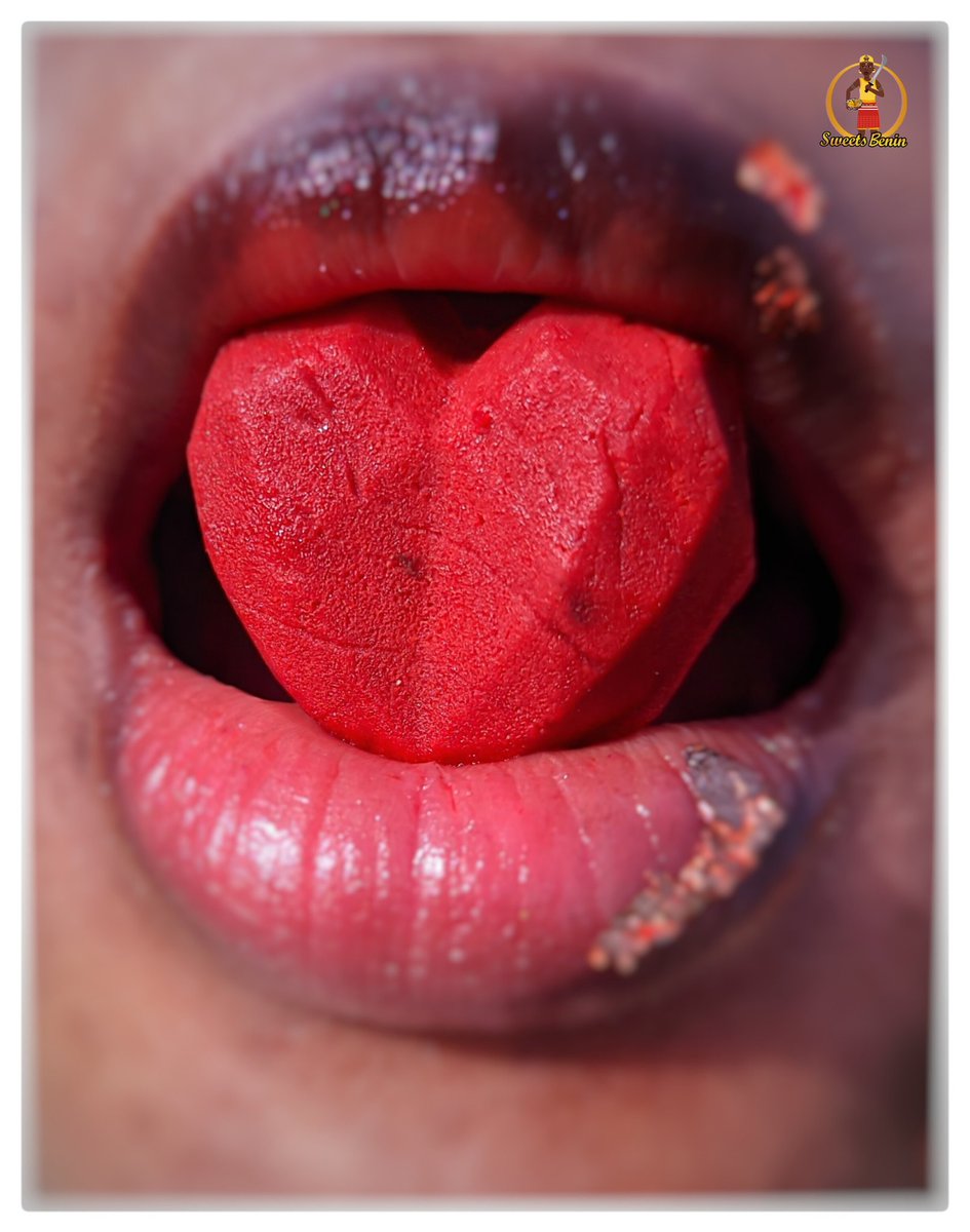 Sweetsbenin's tweet photo. On veut vous pousser à crier " Bébé je t'aime" 😁❤️. 
Est ce que vous êtes prêt à célébrer l'amour ?🫀
Parce que on veut vous rendre amoureux❤️. 
Et oui, c'est du #Toffi qu'elle a entre les lèvres. 
#Sweets_Bénin, votre cœur bat plus fort🌋❤️ https://t.co/WZpganuVTm
