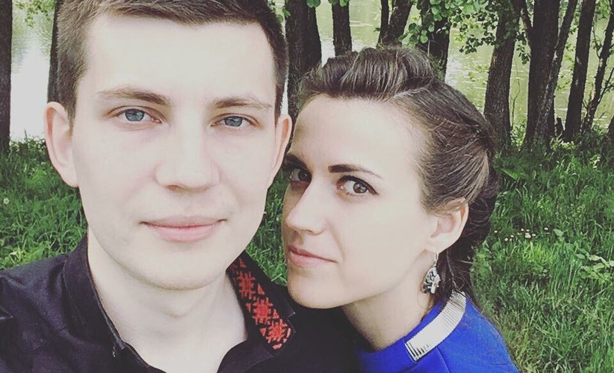 Tsihanouskaya's tweet photo. Both Darya &amp; Ihar Losik are held as political prisoners in Belarus. Ihar was sentenced to 15 years, Darya to 2 years for supporting her husband. They can't communicate - Ihar wrote 15 letters to his wife, but she didn't receive any of them. This inhuman treatment has to stop. https://t.co/1nnD5i4O7a