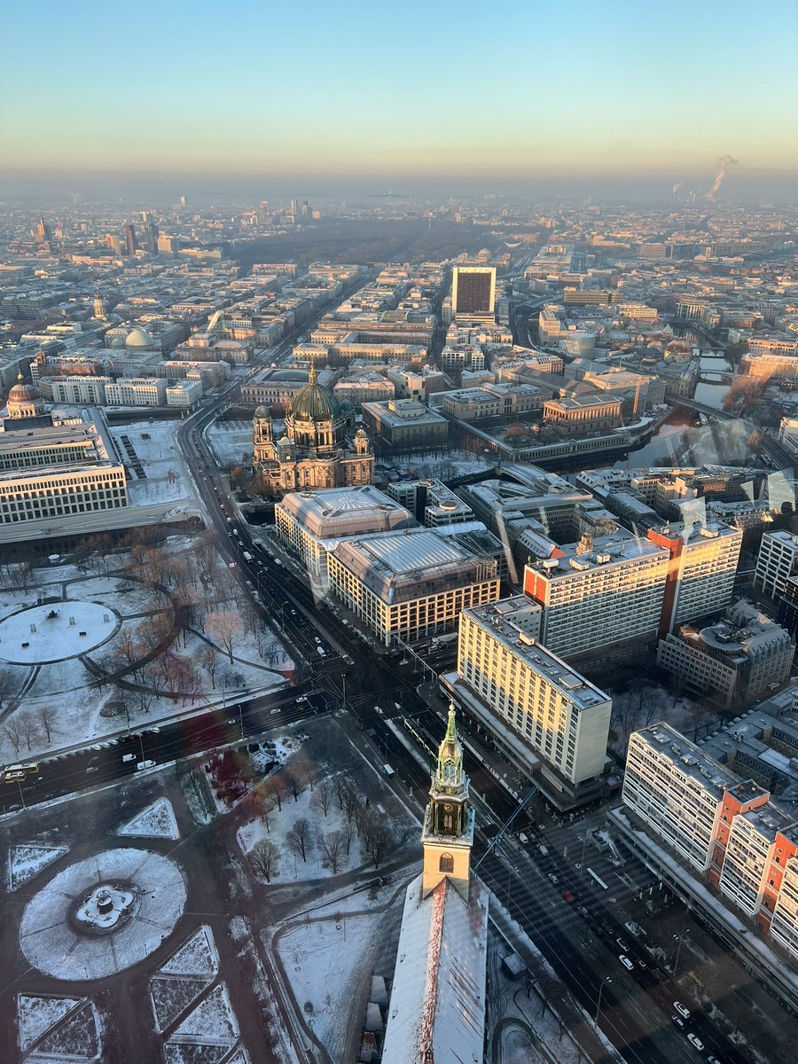 visitberlin's tweet photo. Good morning from #Berlin ❤️

#SchoeneMorgenWalk #visitberlin https://t.co/JaGziju2by