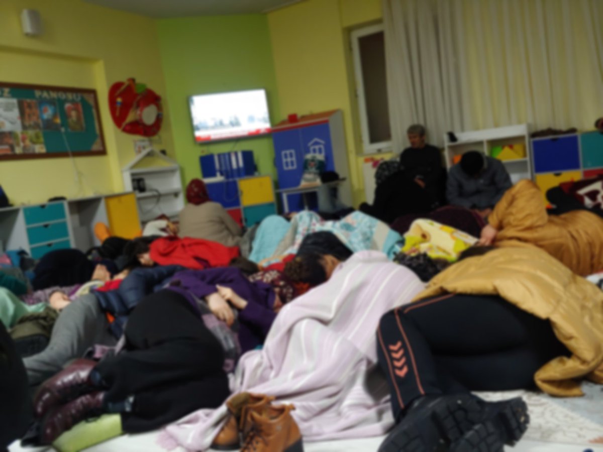 pinkfreudx's tweet photo. malatya yeşilyurttaki konak anaokulu.çevre binalar girilecek gibi değil tüm çevre bu anaokuluna sığınıyor. su yok gıda yok çadır yok.yaşlı çocuk bir sürü insan geceyi burada geçirdi.yardım bekliyoruz.yayalım
@KendineMuzisyen @OguzhanUgur @haluklevent @AFADBaskanlik https://t.co/fXr6PhniFc