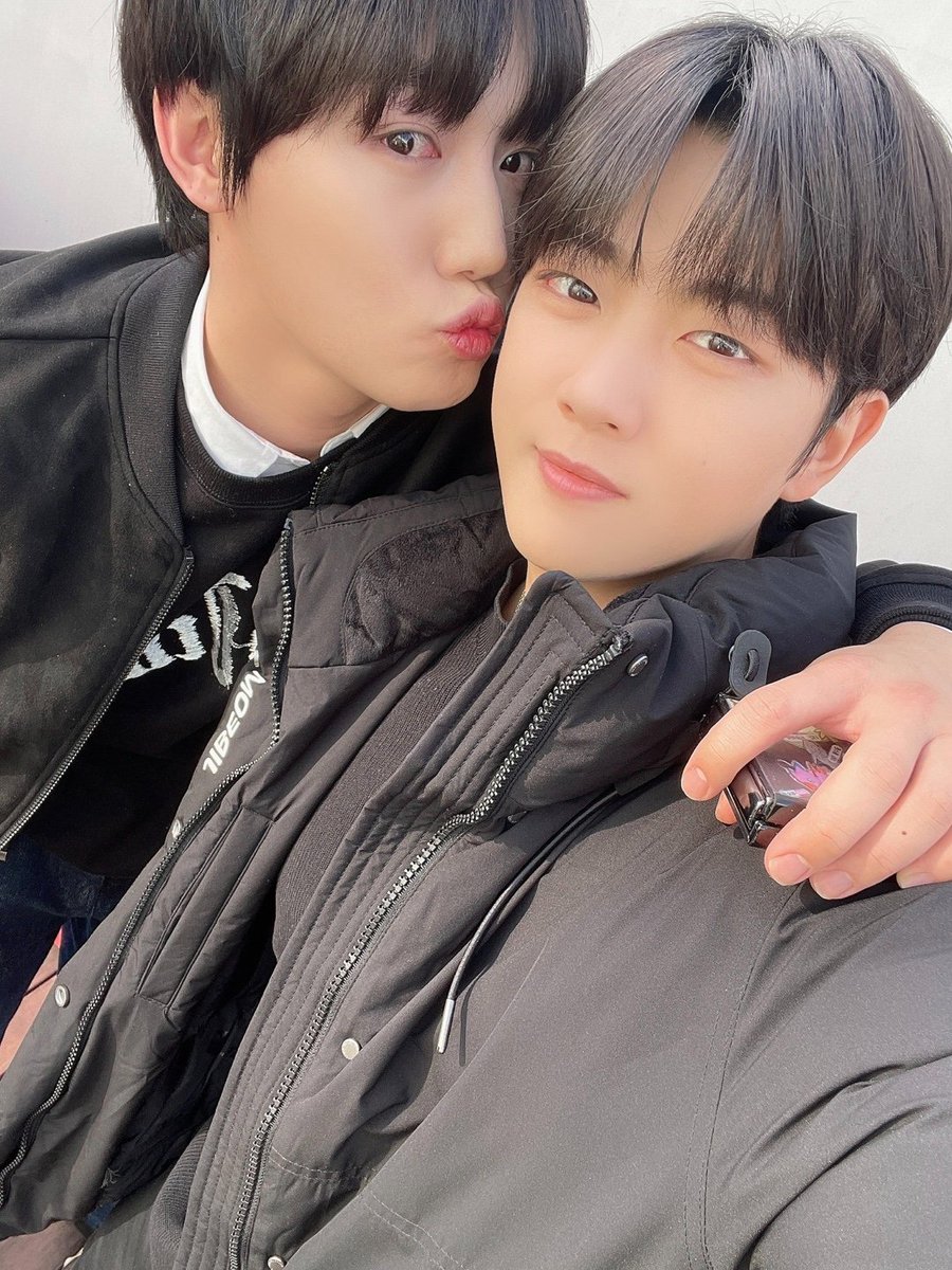 [💡] #골드니스 여러분!
잠시 후 7:00 PM 네이버 NOW #댸니쇼
#이장준 #김지범 이 출연합니다.
시끌벅적 짱범즈의 남미투어 비하인드 SSUL❣
지친 수요일 밤 짱범즈 보면서 힐링해요🍀

▶ now.naver.com/player/10058

#GoldenChild #골든차일드 #GNCD
#LeeJangJun #KimJiBeom