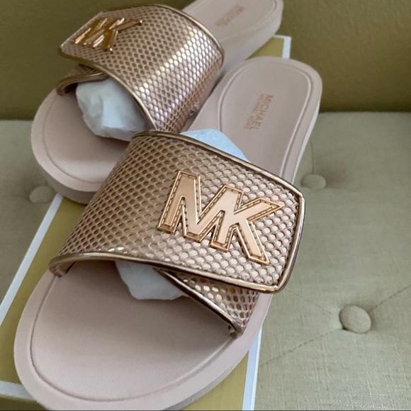 LakenyaDaye's tweet photo. So good I had to share! Check out all the items I'm loving on @Poshmarkapp #poshmark #fashion #style #shopmycloset #boyy #michaelkors #xhilaration: https://t.co/zlB9K7u1zD https://t.co/qtTyy5GD0o