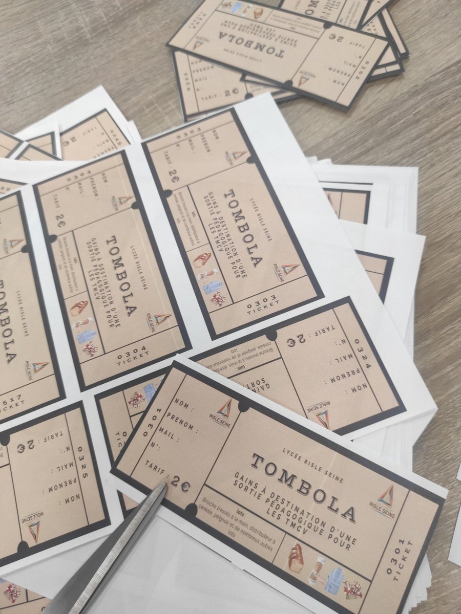 OpheliePoulain's tweet photo. En cours de découpage action récolte de fond fait entière par mes #tmcva grâce à @canva au @LPrisleseine . https://t.co/rzuPT4p1oD