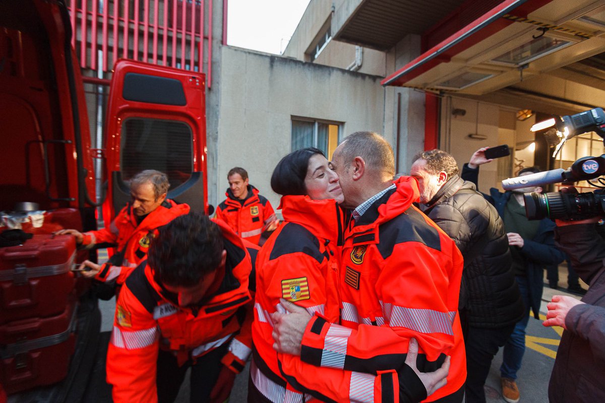 Jorge_Azcon's tweet photo. 👩🏻‍🚒 Ahí van los @BomberosZGZ. Orgullo de esta ciudad y ejemplo de solidaridad siempre que una desgracia se ceba con los más débiles.
💪🏻 Estoy seguro de que salvaréis vidas tras el terremoto de Turquía y Siria y de que, una vez más, seréis la cara de la Zaragoza más comprometida. https://t.co/1ukv7h8fZj