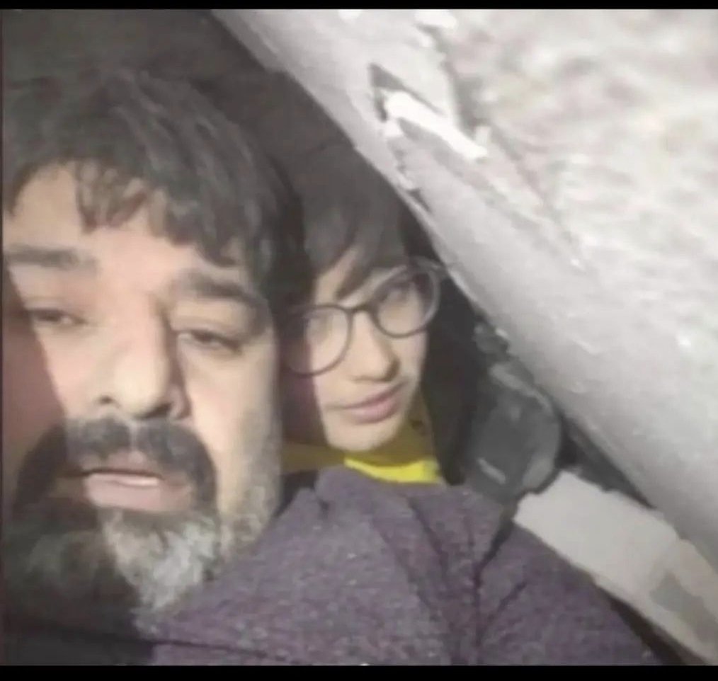 <a href="/haluklevent/">Haluk Levent ( Ahbap Ekibi )</a> Kahramanmaraş Elbistan'da Yunus Emre Mah.Dokuma Sokak Merkez Apartmanında anne,baba ve 2 çocukları dünden beri enkaz altındalar ve donmak üzereler.Allah aşkına yardım edin.Hasan,Güler,Umut ve Ardıl Çetinkaya