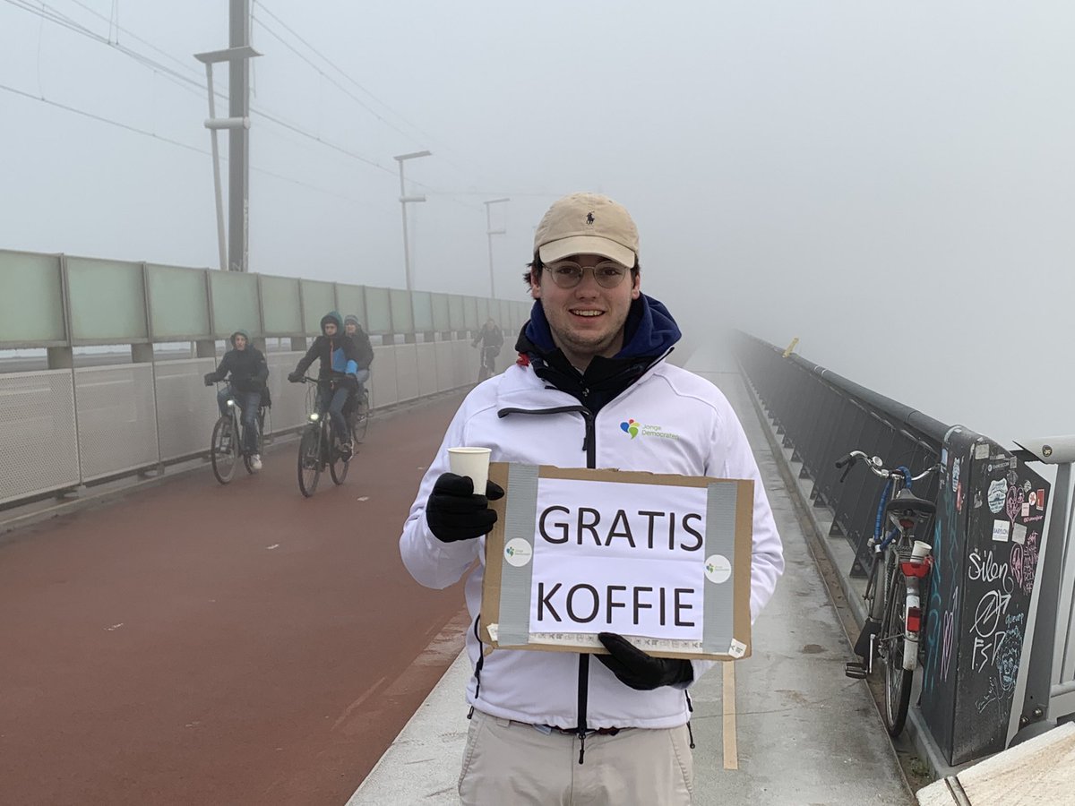 De Provinciale Staten van Gelderland moet #fietsen aantrekkelijker maken, ook voor de lange afstand. Dat vraagt om betere voorzieningen langs de routes! Om hiervoor aandacht te vragen heb ik samen met <a href="/JDArnhmNijmgn/">Jonge Democraten Arnhem-Nijmegen</a> gratis koffie uitgedeeld op de Snelbinder in #Nijmegen.