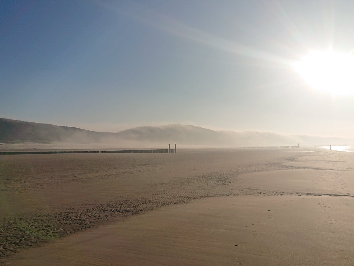 De laatste mistflarden op het strand lossen nu op.