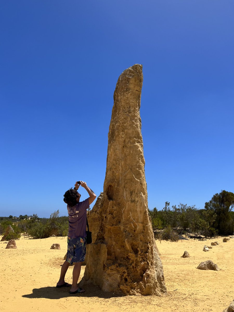 Chorouzu1017's tweet image. そして今回ご一緒させて頂いてる写真家さんが何か撮ってる…と思ったら、こんなアングルで撮れるとは！

やっぱり目の付け所がさすが✨
#ピナクルズ
#pinnacles