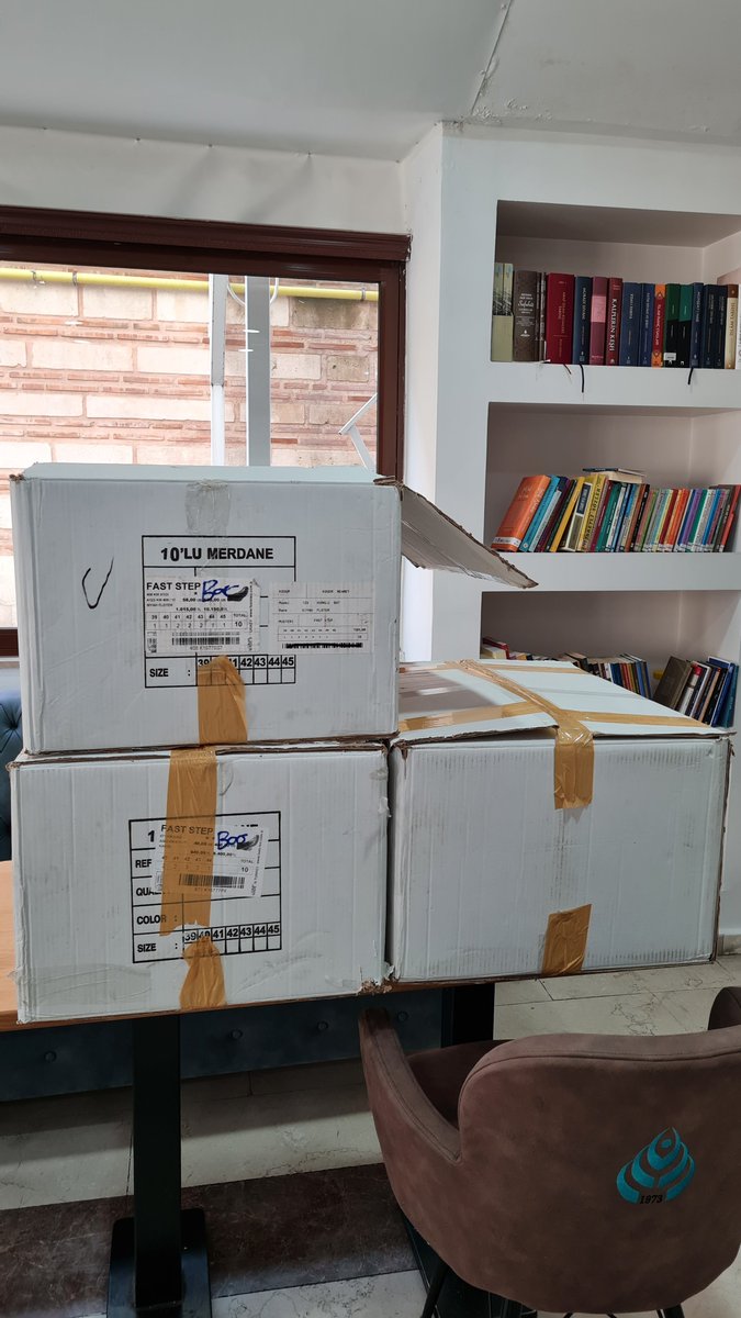 İlim Yayma Vakfı Lisans Yurdu öğrencilerimiz depremden etkilenen vatandaşlarımıza kıyafet, battaniye, termos gibi yardım malzemeleri bağışlıyorlar. Günü gününe toplanan malzemeler ivedilikle deprem bölgelerine gönderiliyor. Bu zor günleri millet olarak beraber atlatacağız.