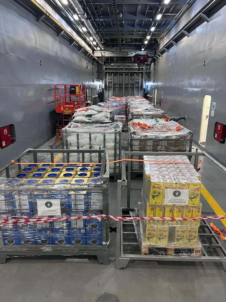 tcsavunma's tweet photo. Deniz Kuvvetlerimize ait TCG SANCAKTAR VE TCG BAYRAKTAR gemileri, deprem bölgesine iş makinaları  ulaştırmak için İskenderun’a doğru yola çıktı. Gemilerimizde ayrıca uyku tulumu, battaniye, çadır ısıtıcısı, jeneratör, gıda malzemeleri ve arama-kurtarma teçhizatları da bulunuyor. https://t.co/J1S81mHQqh