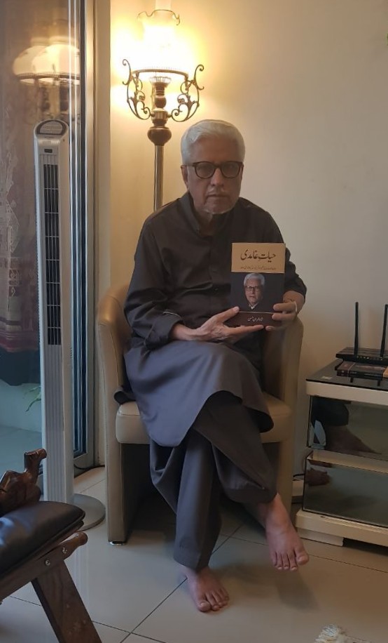 #JavedAhmedGhamidi with my book #HayateGhamidi (حیات غامدی) in  #ShahAlam,#Malaysia in 2018
@iamhamzaabbasi
@GhamidiCIL
@Mhasanilyas
@AlMawridOffice
pls read this book on @Rekhta
rekhta.org/ebooks/detail/…