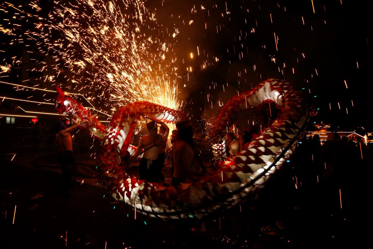 DiscoverGuizhou's tweet photo. Wulong xuhua is a traditional event of the local Miao ethnic group where people let fireworks off through tubes made of bamboo towards the "dancing dragons", creating a fascinating scene.During the Lantern Festival, Jianhe County staged excellent wulong xuhua performances🤗 https://t.co/x3DA4ACVEy