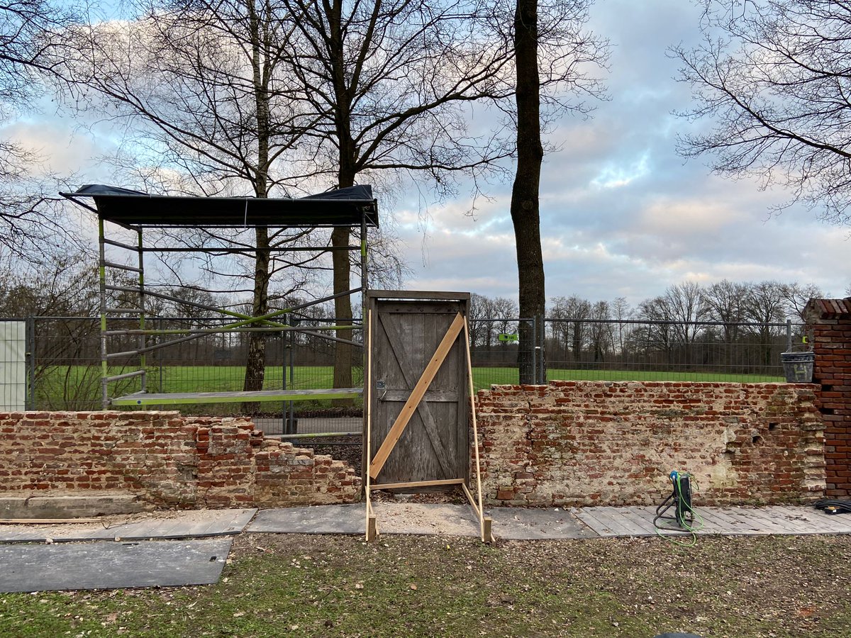 stijnsmeulders's tweet photo. Half januari gaven we restauratiesubsidie aan 10 Brabantse rijksmonumenten, oa de tuinmuur van Landgoed Haanwijk in @gem_StmGestel. Prachtig dat @Brab_Landschap al direct voortvarend aan de slag is gegaan met de restauratiewerkzaamheden. Ziet er goed uit! https://t.co/HZ6Pcm99j2