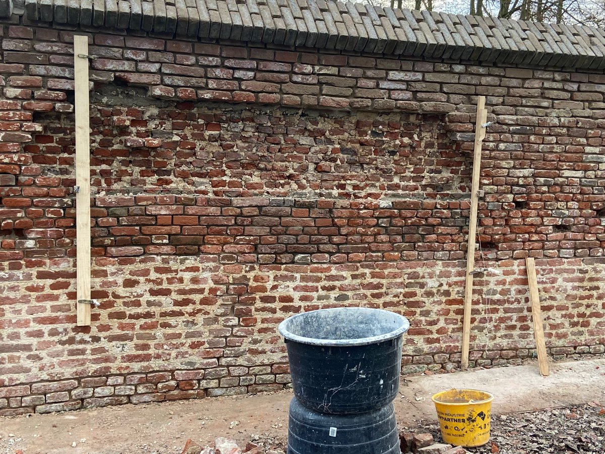 stijnsmeulders's tweet photo. Half januari gaven we restauratiesubsidie aan 10 Brabantse rijksmonumenten, oa de tuinmuur van Landgoed Haanwijk in @gem_StmGestel. Prachtig dat @Brab_Landschap al direct voortvarend aan de slag is gegaan met de restauratiewerkzaamheden. Ziet er goed uit! https://t.co/HZ6Pcm99j2