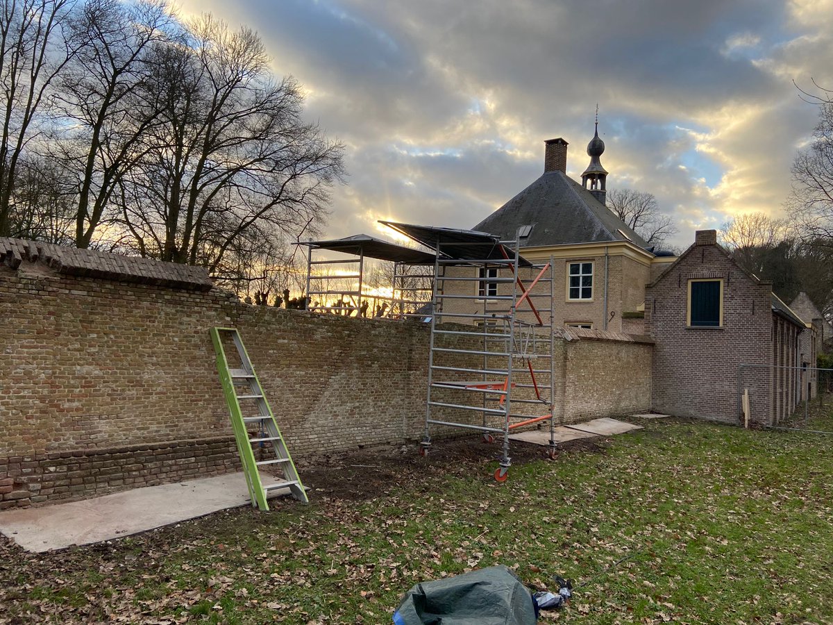 stijnsmeulders's tweet photo. Half januari gaven we restauratiesubsidie aan 10 Brabantse rijksmonumenten, oa de tuinmuur van Landgoed Haanwijk in @gem_StmGestel. Prachtig dat @Brab_Landschap al direct voortvarend aan de slag is gegaan met de restauratiewerkzaamheden. Ziet er goed uit! https://t.co/HZ6Pcm99j2