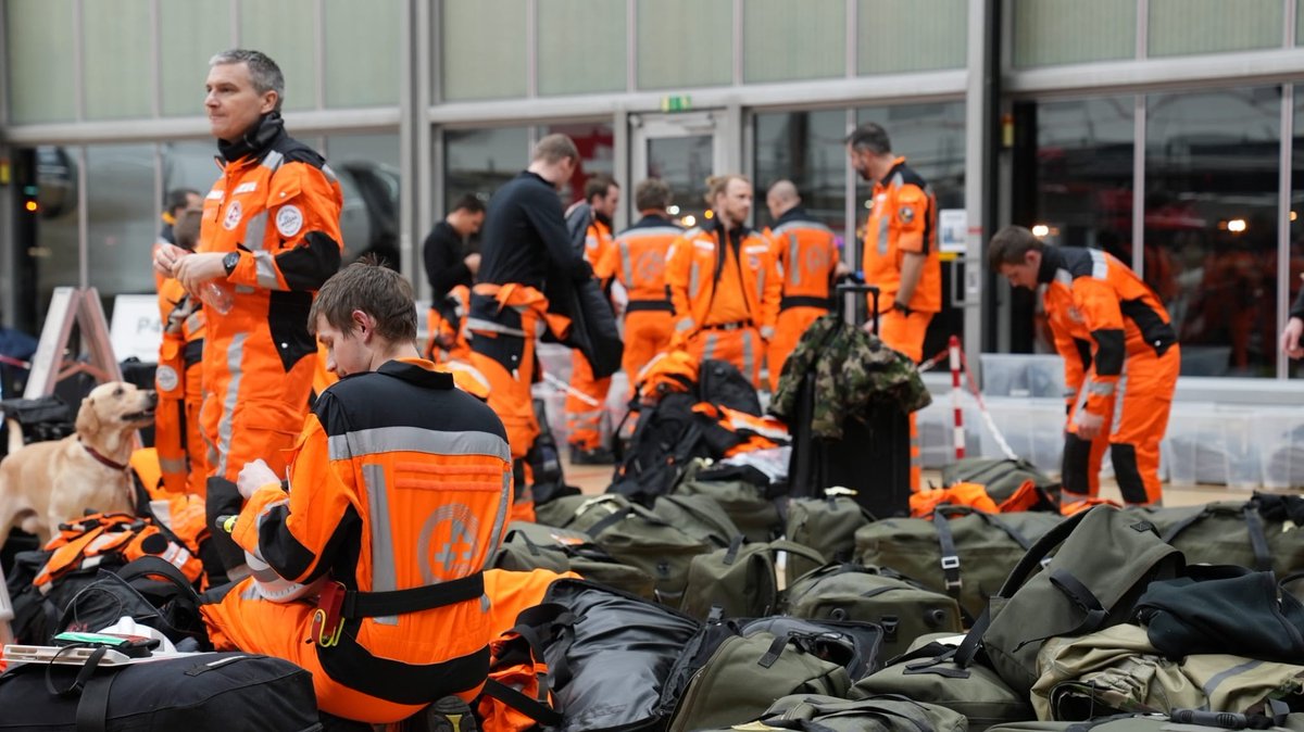 SwissMFA's tweet photo. Last night, Swiss Rescue 🇨🇭 took off from Zurich to the affected areas. Our teams are about to arrive in and around the country to assist rescue workers and help the injured and missing, as well as their families. 🇸🇾🇹🇷

#Earthquake #Turkiye #Syria https://t.co/XR6kceXDl1