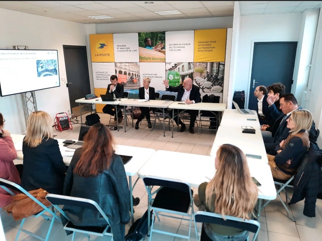 Visite de <a href="/F_Lardet/">Frédérique Lardet</a> presidente du Grand Annecy à l'ancienne plateforme courrier de #LaPoste à #Annecy. Échanges pour agir ensemble en faveur d'une logistique urbaine vertueuse &amp; performante, découverte des solutions dernier km de <a href="/GroupeLaPoste/">La Poste Groupe</a> dont Urby
<a href="/LPNews_AURA/">La Poste Groupe AURA</a> <a href="/Poste_Immo/">La Poste Immobilier</a>