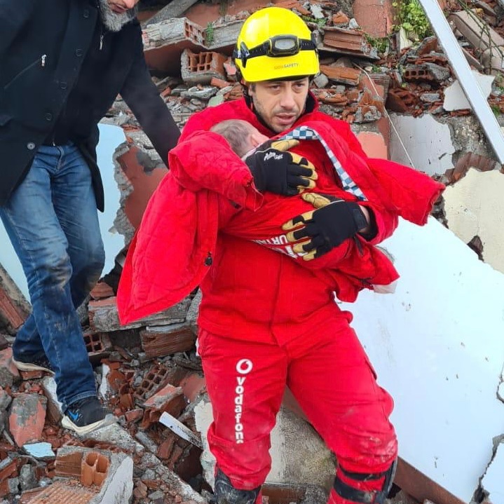 Vodafone çalışanlarının gönüllü olarak oluşturduğu Arama Kurtarma Ekibimiz kurtarma çalışmalarına destek olmak için şu an sahada. İlk güzel haberi bu fotoğrafla ulaştırdılar, kalbimiz onlarla ❤️