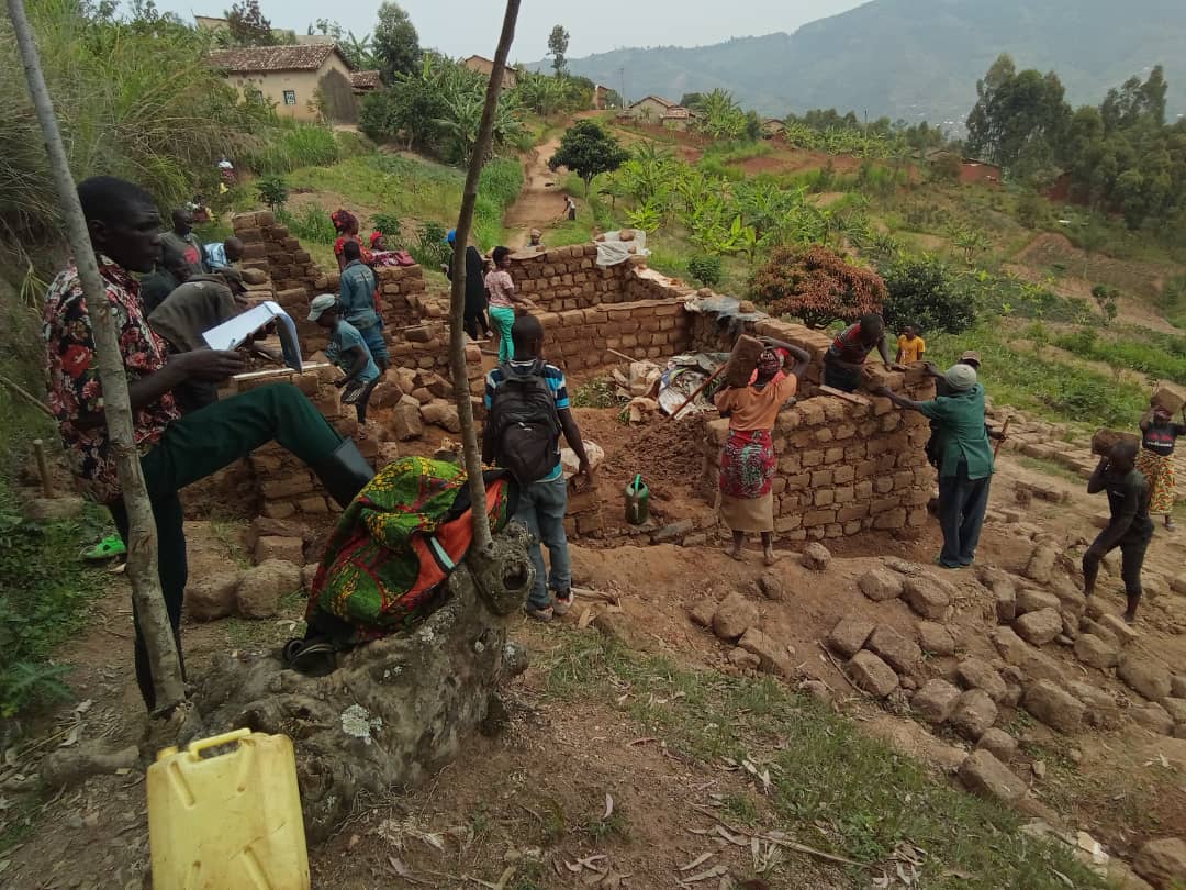 SectorMuhanga's tweet photo. Ku wa 7 /2/2023
twaramukiye mu gitondo cy'isuku hibandwa ku bikorwa bikurikira :
✅Gukora isuku mu ducentre tw'ubucuruzi. 
✅Gukora isuku ku muhanda munini wa Kaburimbo. 
✅Kubaka amazu ari mu mihigo (Homeless na poor house). 
✅Guharura imihanda y'imigenderano mu midugudu https://t.co/rW49mVtndG