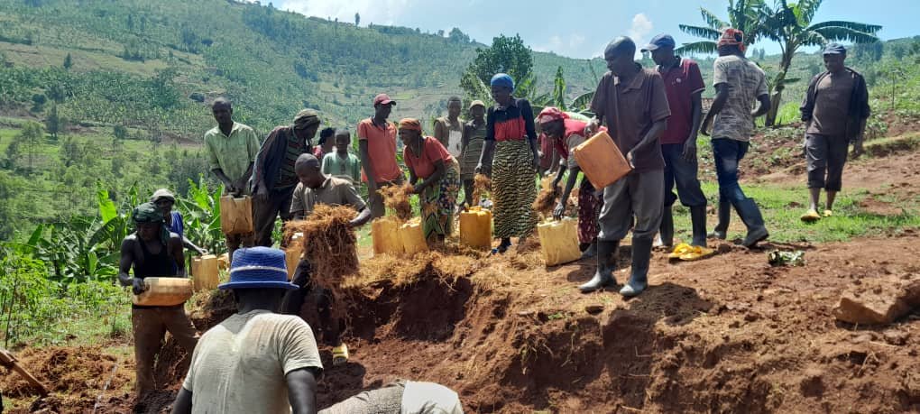 SectorMuhanga's tweet photo. Ku wa 7 /2/2023
twaramukiye mu gitondo cy'isuku hibandwa ku bikorwa bikurikira :
✅Gukora isuku mu ducentre tw'ubucuruzi. 
✅Gukora isuku ku muhanda munini wa Kaburimbo. 
✅Kubaka amazu ari mu mihigo (Homeless na poor house). 
✅Guharura imihanda y'imigenderano mu midugudu https://t.co/rW49mVtndG