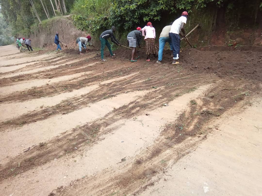 SectorMuhanga's tweet photo. Ku wa 7 /2/2023
twaramukiye mu gitondo cy'isuku hibandwa ku bikorwa bikurikira :
✅Gukora isuku mu ducentre tw'ubucuruzi. 
✅Gukora isuku ku muhanda munini wa Kaburimbo. 
✅Kubaka amazu ari mu mihigo (Homeless na poor house). 
✅Guharura imihanda y'imigenderano mu midugudu https://t.co/rW49mVtndG