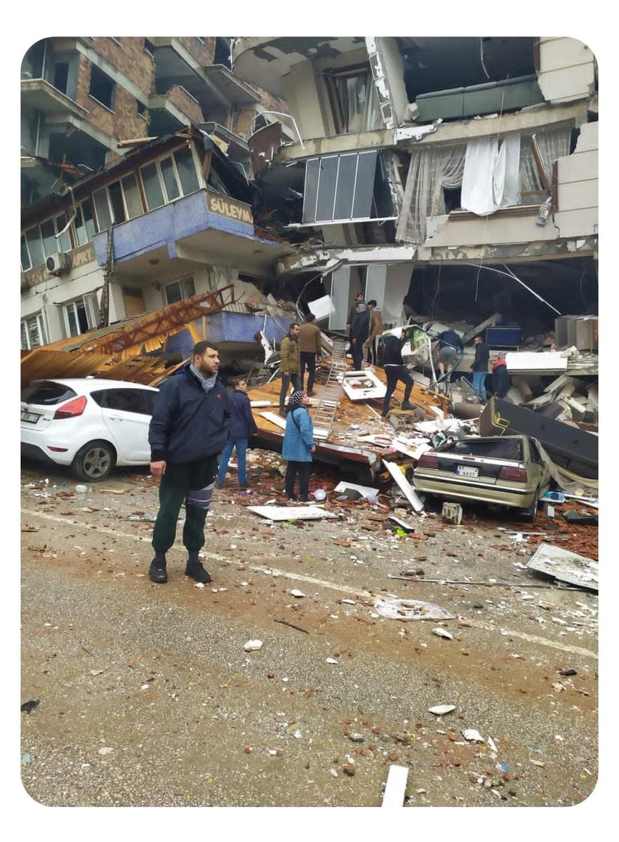 Bu mavi binada enkaz altında insanlar var ve hiçbir yardım gelmediği söyleniyor, heryerden yazalım duyuralım. 🙏

- Odabaşı mh. Atatürk CD. Süleyman gülen apartmani Hatay/Antakya -

#deprem #hatay #antakya #Turkey #AFAD #afaddeprem