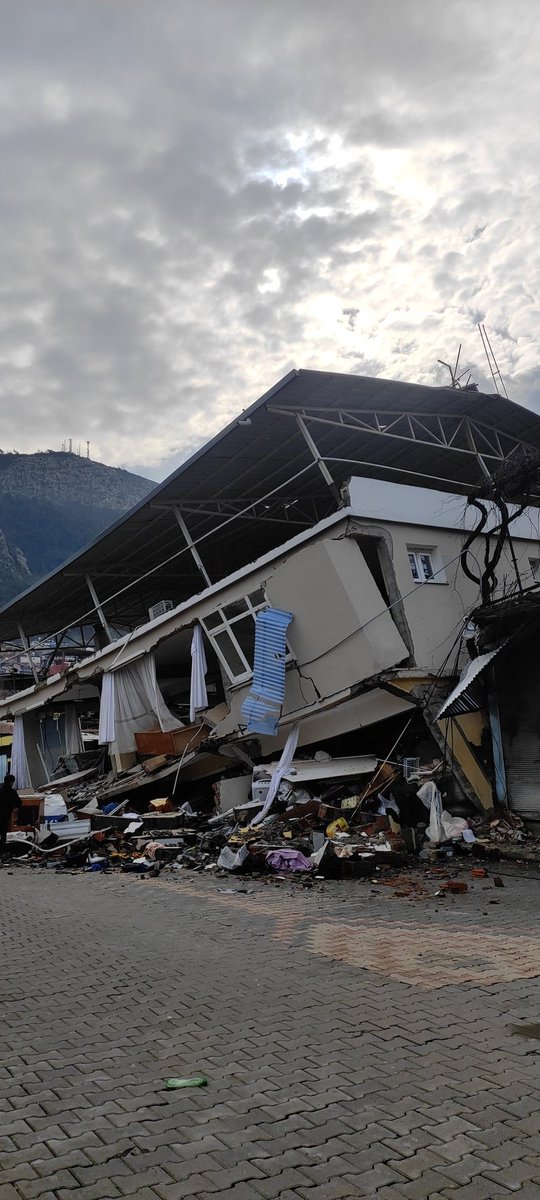 Hatay Antakya Orhanlı mahallesi Süreyya Halepoğlu caddes no:143 te 4 kişi enkaz altında iki kişiden ses geliyor saatlerdir yardım bekliyoruz  #hataydepremi #deprem #HelpTurkey #YARDIM #ENKAZALTINDA #afaddeprem <a href="/AFADHatay/">AFAD HATAY</a> <a href="/DepremDairesi/">AFAD Deprem</a>