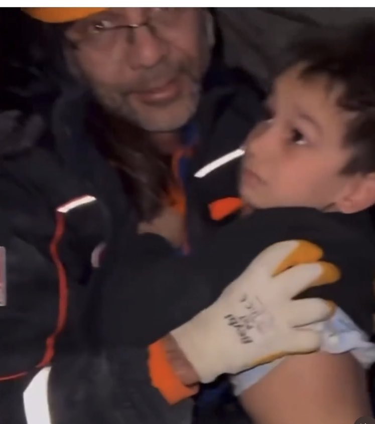 <a href="/Charlie_Hebdo_/">Charlie Hebdo</a> İşte sizin medeniyetiniz! Başkalarının acıları üzerinden mizah ve nefret! 

Binlerce çocuk can çekişiyor. Allah sizi kahretsin!