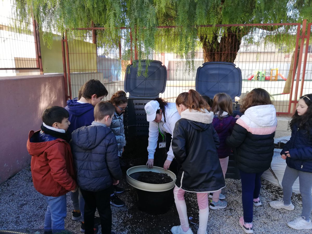 consorcio_crea's tweet photo. 🍂 Las composteras de los centros educativos reciben sus visitas de seguimiento. En esta ocasión, fue el @ceip_cervantes de #Monóvar el que recibió la buena noticia de que su compost ya estaba maduro y fueron los alumnos los que ayudaron a sacarlo 🐛🧑🌾 #CREAmosCompost https://t.co/zjyIl7DqJD