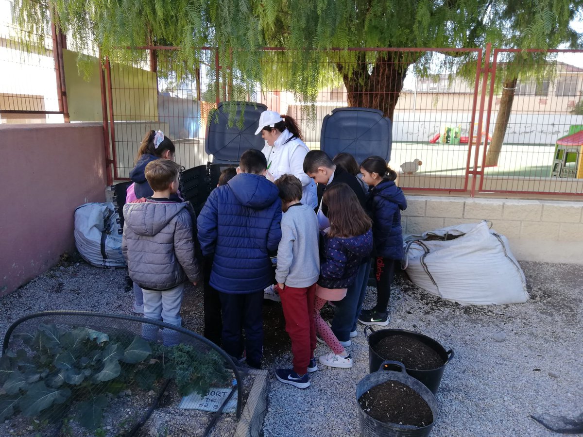 consorcio_crea's tweet photo. 🍂 Las composteras de los centros educativos reciben sus visitas de seguimiento. En esta ocasión, fue el @ceip_cervantes de #Monóvar el que recibió la buena noticia de que su compost ya estaba maduro y fueron los alumnos los que ayudaron a sacarlo 🐛🧑🌾 #CREAmosCompost https://t.co/zjyIl7DqJD