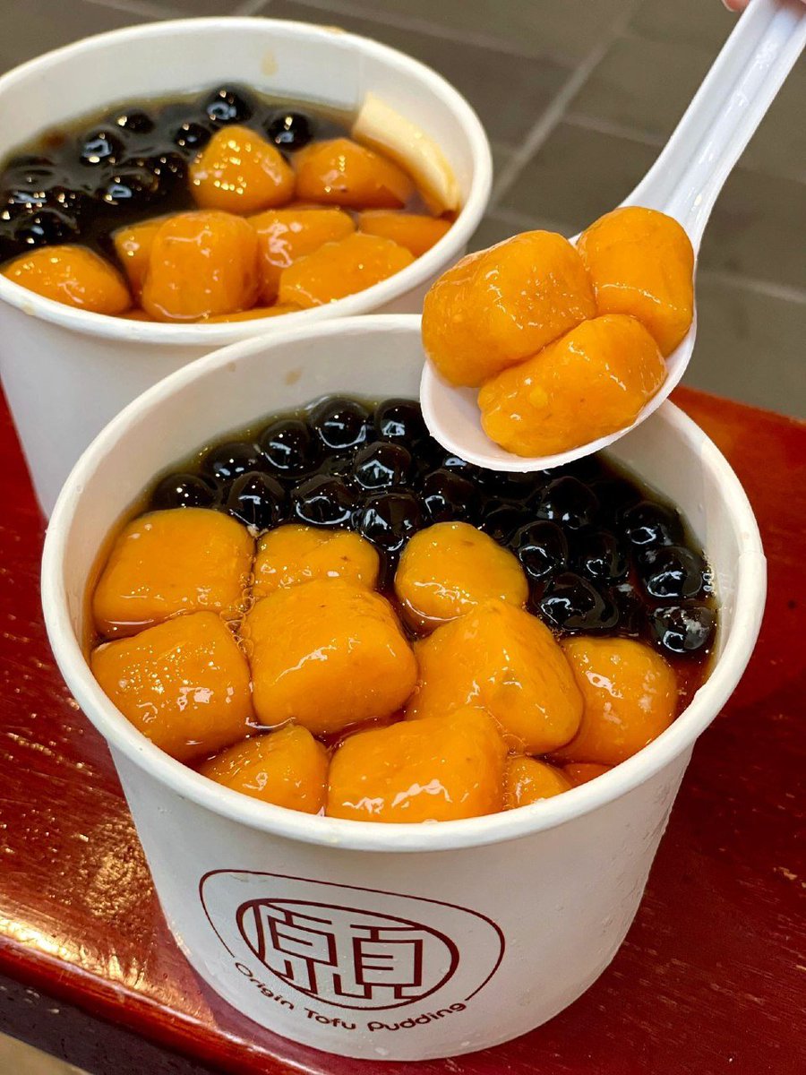 DSGFD15330311's tweet photo. 台北萬華｜來西門町必吃的地瓜圓❤️|||📍本願豆花店
西門町很文青的豆花店😍
有提供零星幾個室外座位
吃完記得要回收給店家哦
-
地瓜圓軟Q又蠻大顆耶😋
底部鋪上綿密好吃的豆花
搭配糖水也不會很甜膩👍🏼
後面有附菜單可以參考～
⚠️照片裡我加兩次地瓜圓 https://t.co/NXvfr3QcpA